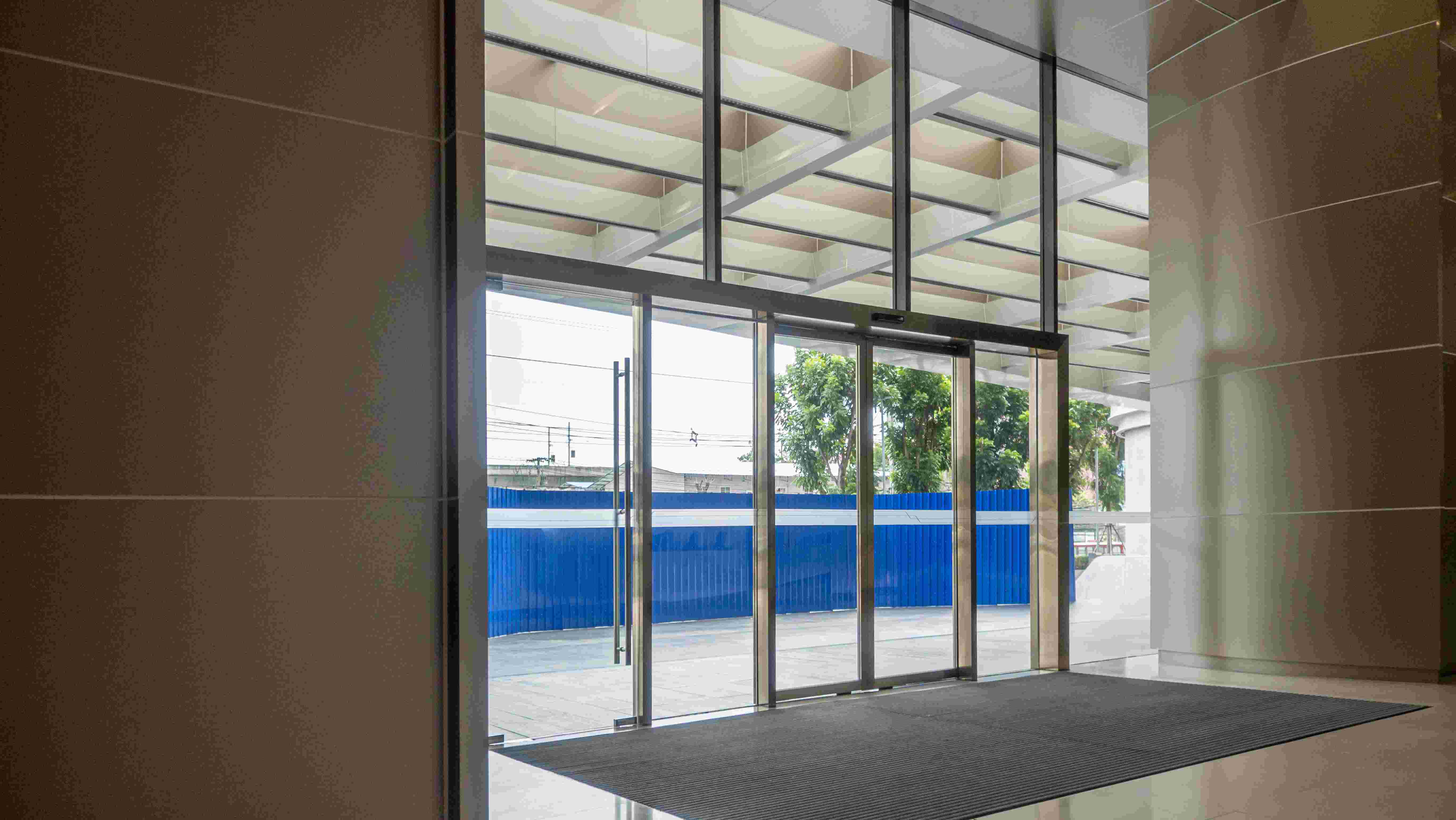 Manutenção de porta automática de vidro